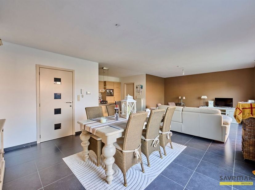Dit appartement maakt deel uit van een gezellige blok van 4 units waar de buren elkaar goed verstaan.<br />
In de inkomhal lopen we rechtdoor richting