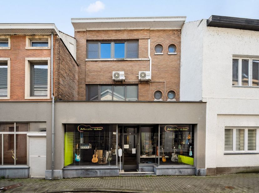 In het centrum van Tienen vindt u deze ruime handelszaak met private woonst met 2 politienummers namelijk 99 en 101. Het gelijkvloers omvat vitrine, h