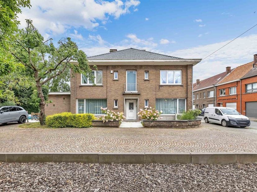 Topo - Immo biedt u deze met smaak gerenoveerde ruime woning aan, gelegen in het centrum van Groot-Bijgaarden.<br />
<br />
Binnenkomen doe je via de