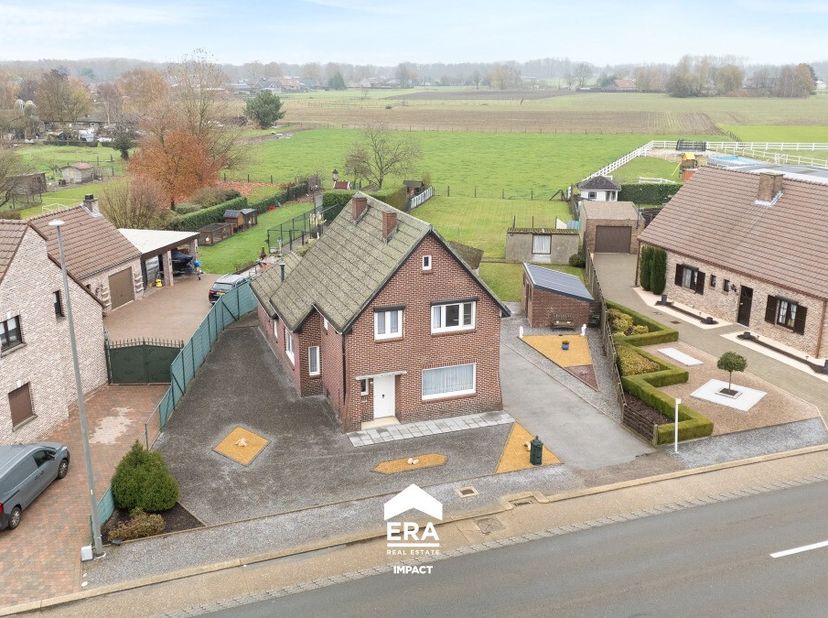 [[ DIT PAND NEEMT DEEL AAN DE ERA OPEN HUIZEN DAG OP 13/6 VAN 14:30 TOT 15:30 ]] Deze ruime gezinswoning ligt op een mooie landelijke locatie nabij he