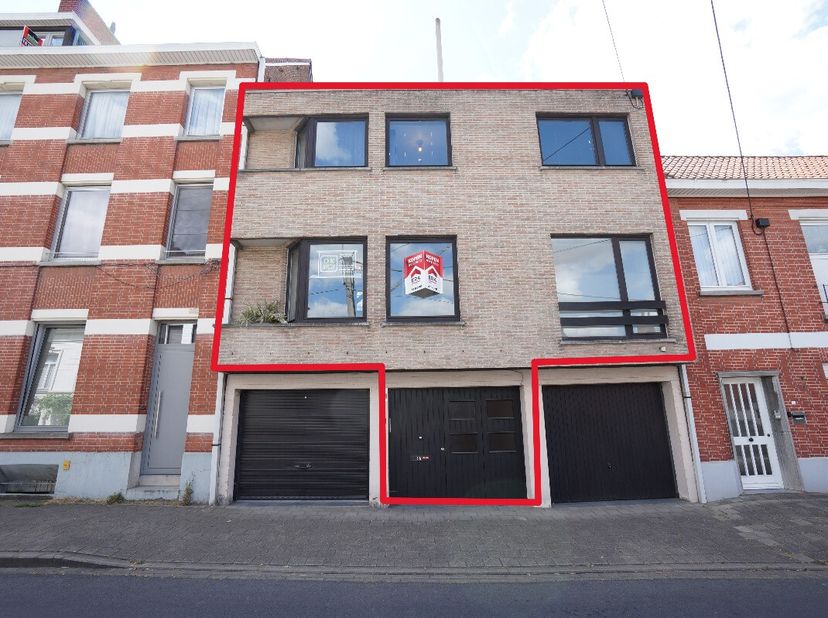 Ruime bel-étage met garage in centrum Rumbeke Indeling als volgt: Gelijksvloer: Inkomhal / berging / garage met ingemaakte kasten. 1e verdiep: Gastent