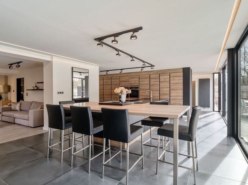 Welkom in deze karaktervolle villa gelegen te Poelenstraat 11 in Heusden-Zolder, waar ruimte, comfort en privacy samenkomen in een rustige en groene o
