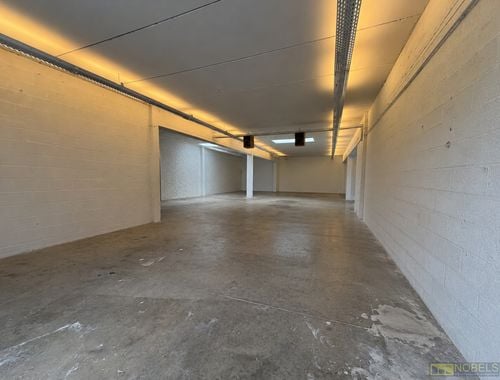                                         Magazijn met bureel te huur in Aalst, € 1.300
