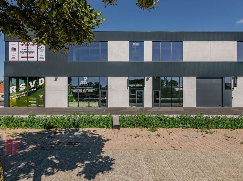 Nieuwbouw kantoorruimte&amp;nbsp;met een oppervlakte van 325 m² en 7 privatieve parkeerplaatsen te koop.<br />
<br />
Het casco kantoor situeert zich op d