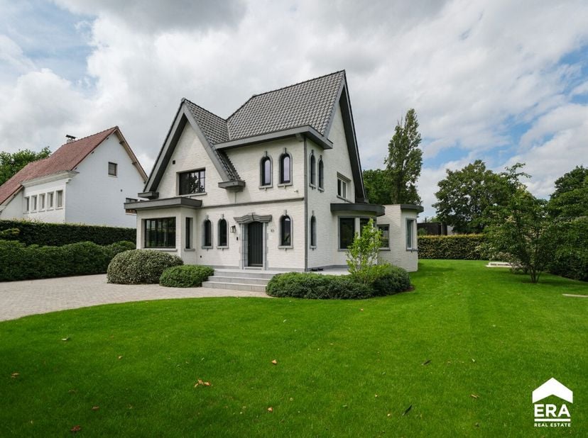 Herenwoning in het centrum van Olen, statig gelegen op een royale groene kavel nabij scholen en openbaar vervoer.Deze karaktervolle woning uit 1952 he