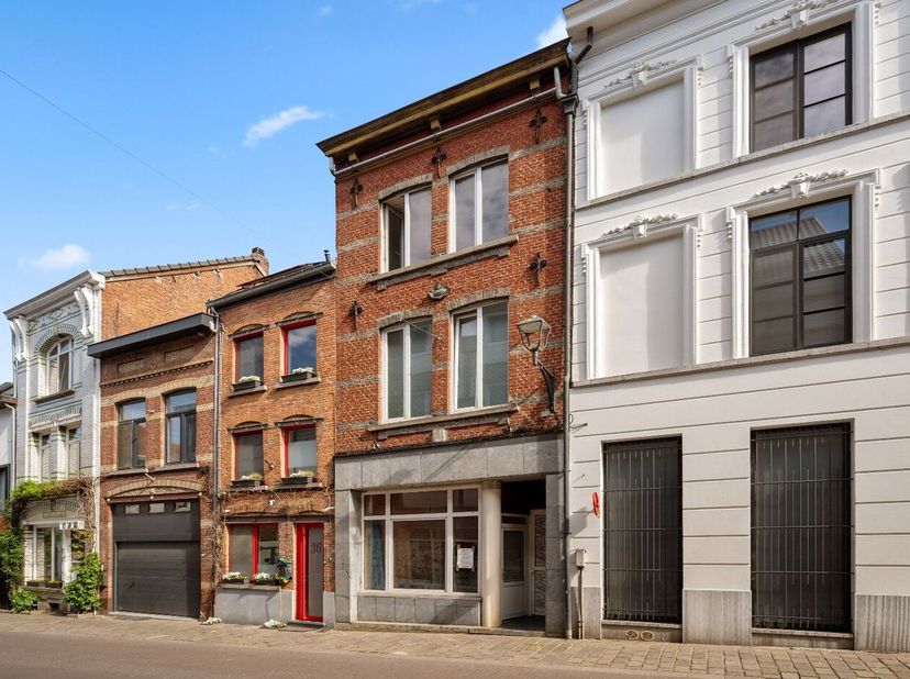 Ontdek dit veelzijdige vastgoed met tal van mogelijkheden.<br />
Dit pand bestaat uit twee afzonderlijke delen. Het voorste gedeelte biedt een opportu