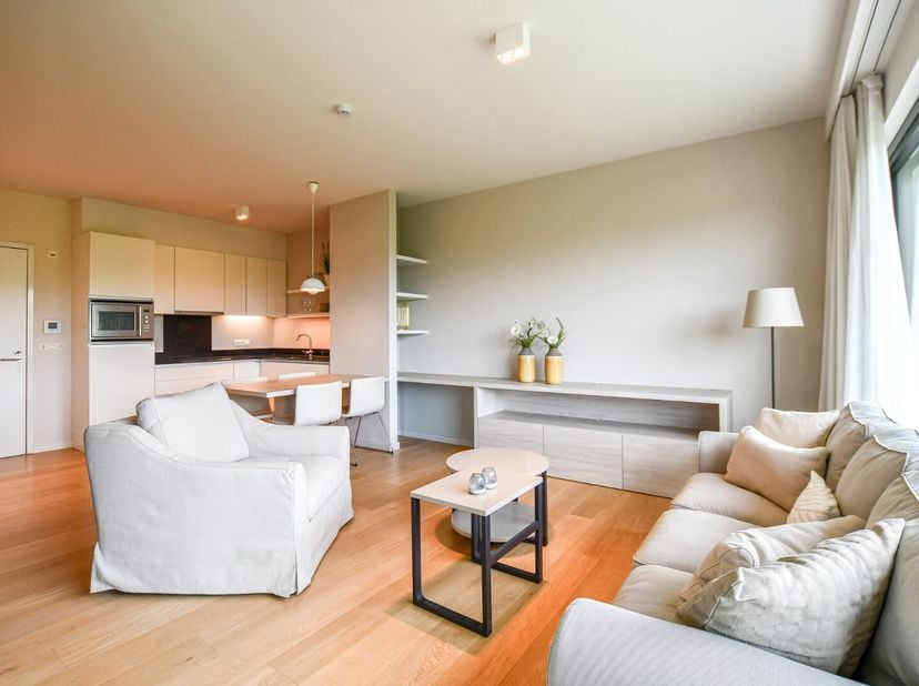 Gelegen in het rustige en groene Vosseslag te De Haan, bieden wij u deze instapklare assistentiewoning aan, gebouwd in 2016. De woning combineert hede