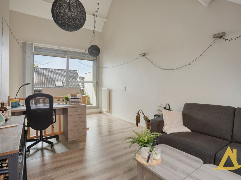 AFSPRAKEN ENKEL VIA MAIL<br />
<br />
Dit instapklare triplex appartement is ideaal gelegen pal in het centrum van Diest en combineert comfort, ruimte
