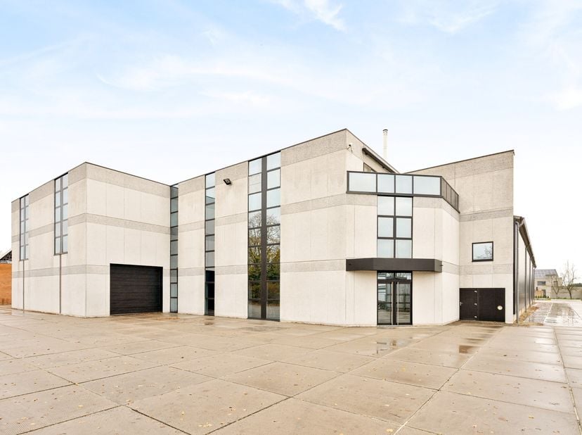 TE HUUR te RETIE | Multifunctioneel gebouw bestaande uit: 1. Grond ca. 7.500m² - Hal ca 2.000 m² - Overdekte opslag ca 500 m² - kantoor/toonzaal ca 30