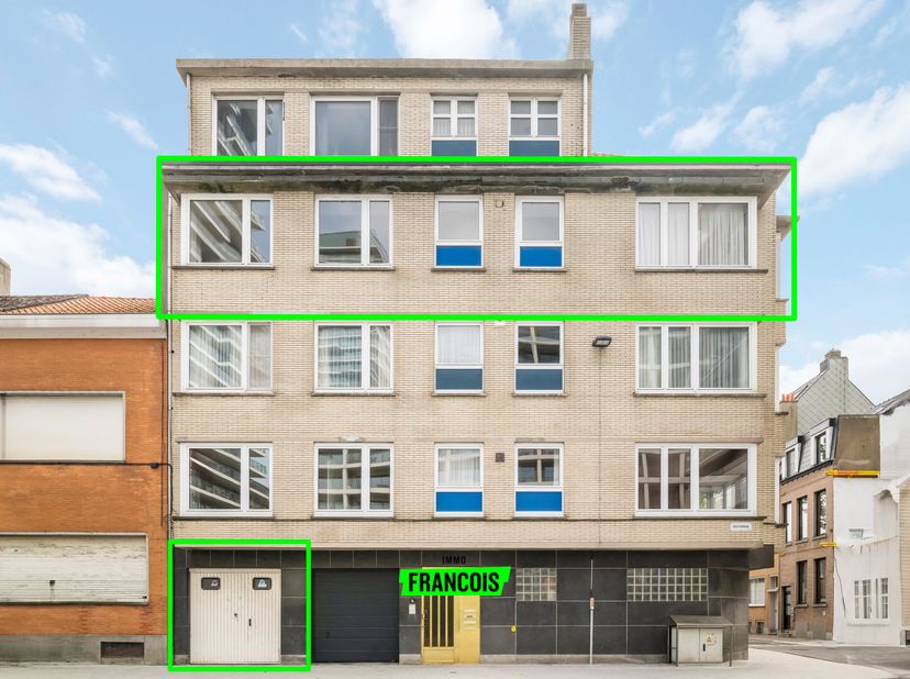 Dans la tranquille Oesterbankstraat, nous retrouvons ce bel appartement entretenu au troisième étage, idéalement situé à proximité des commerces, des