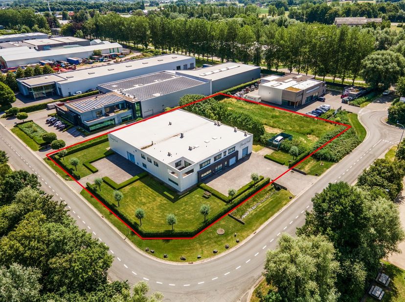 Voormalige chocolaterie met kantoren en uitbreidingsmogelijkheden in KMO-zone te Berlaar <br />
<br />
Dit uitstekend onderhouden industrieel gebouw