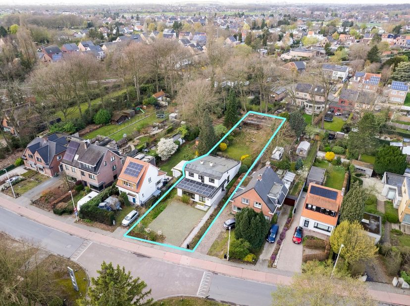 Welkom in deze karaktervolle villa, gelegen op een perceel van ca. 1.070 m² op een vlot bereikbare locatie tussen Kapellen, Ekeren en Brasschaat. Deze