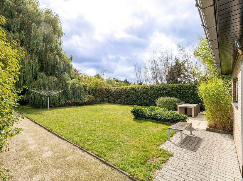 Maison de 4 chambres, avec garage et jardin, à Houtvenne.<br />
<br />
<br />
<br />
On entre dans la maison par le hall d'entrée, équipé de toilettes