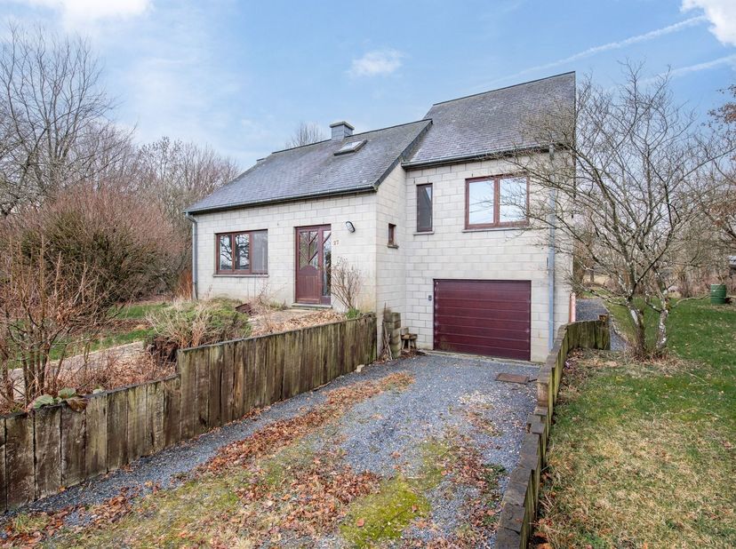 W Immobilière biedt in Etalle een mooie vrijstaande woning met garage en tuin, gelegen in een rustige en groene omgeving. De woning is als volgt samen