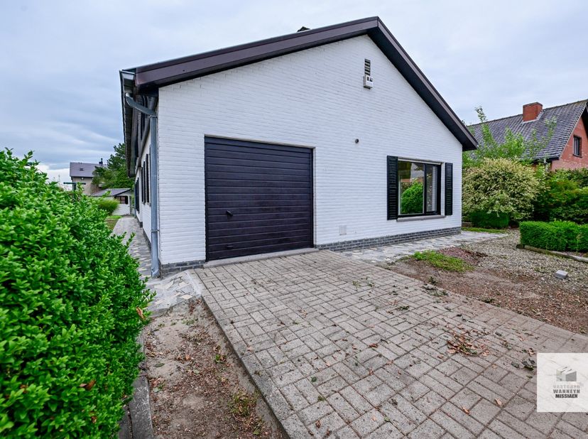 Deze ruime gelijkvloerse woning is gelegen in Wingene, in een rustige woonwijk in een doodlopende straat. De centrale ligging is zeer praktisch gezien