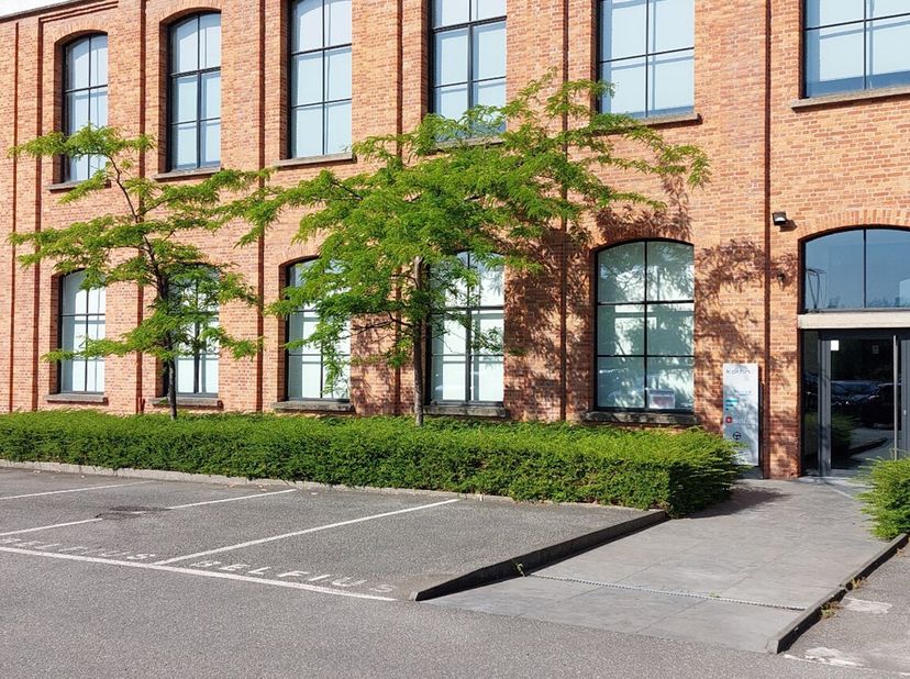 Vlakbij de Leieboorden vinden we deze top-afgewerkte kantoorruimte terug met een oppervlakte van 530m².<br />
Kantoorruimte / multifunctionele ruimte