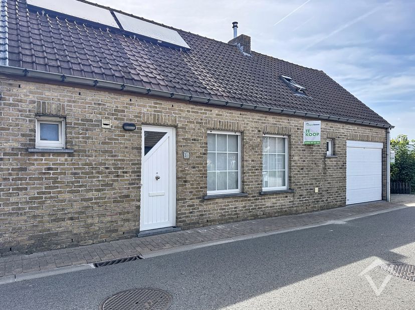 Deze woning is gelegen in het centrum van Ichtegem en betstaat uit: inkomhal - toilet - badkamer - living - keuken - veranda - berging - wasplaats - t