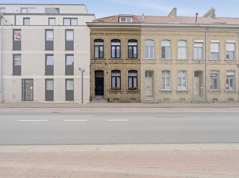 Ruime stadswoning met 5 slaapkamers en zwembad in hartje Veurne. Deze karaktervolle woning bevindt zich in het centrum van Veurne, op wandelafstand va