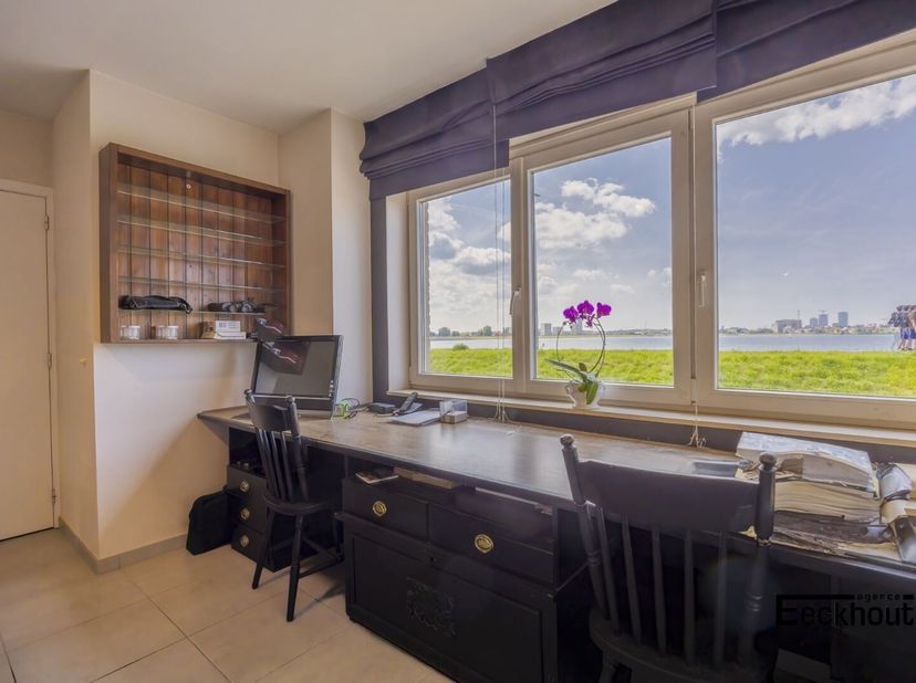 Deze instapklare rijwoning werd gebouwd in 2010 en voldoet aan alle hedendaagse normen: met zijn zonnepanelen, het ventilatiesysteem, de energiezuinig