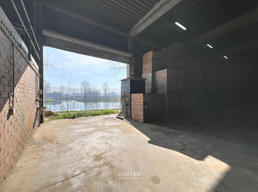 Benaderende bruto-AFMETINGEN:&amp;nbsp;<br />
Magazijn: 830m²&amp;nbsp; (30 x 27,67m).<br />
Ruim verhard gemeenschappelijk parkeerterrein met slagboom.<br />