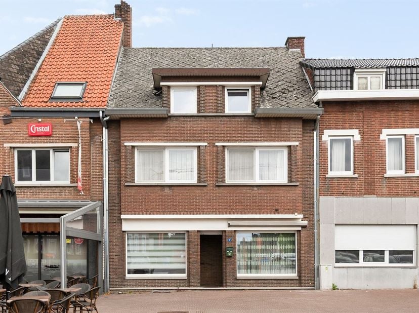 Ruime woning met veel potentieel op een centrale ligging in Maasmechelen<br />
Bent u op zoek naar een woning die u volledig naar eigen smaak en wense