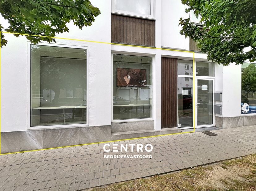 Lichtrijke kantoorruimte te huur in centrum Roeselare. Kan ook perfect dienst doen als praktijk of handelsruimte (kiné, schoonheidssalon, ... )&amp;nbsp;<