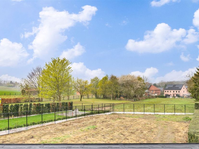 Lichtrijke nieuwbouwwoning met 4 slaapkamers, bureau en westgerichte tuin<br />
Deze recente nieuwbouwwoning combineert ruimte, comfort en energiezuin