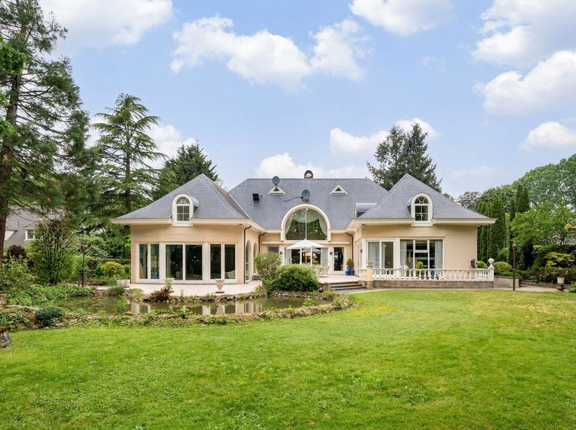 Exclusieve stijlvilla met binnenzwembad, wellness en hoogwaardige afwerking op toplocatie te Essen<br />
In een exclusieve en residentiële villawijk t