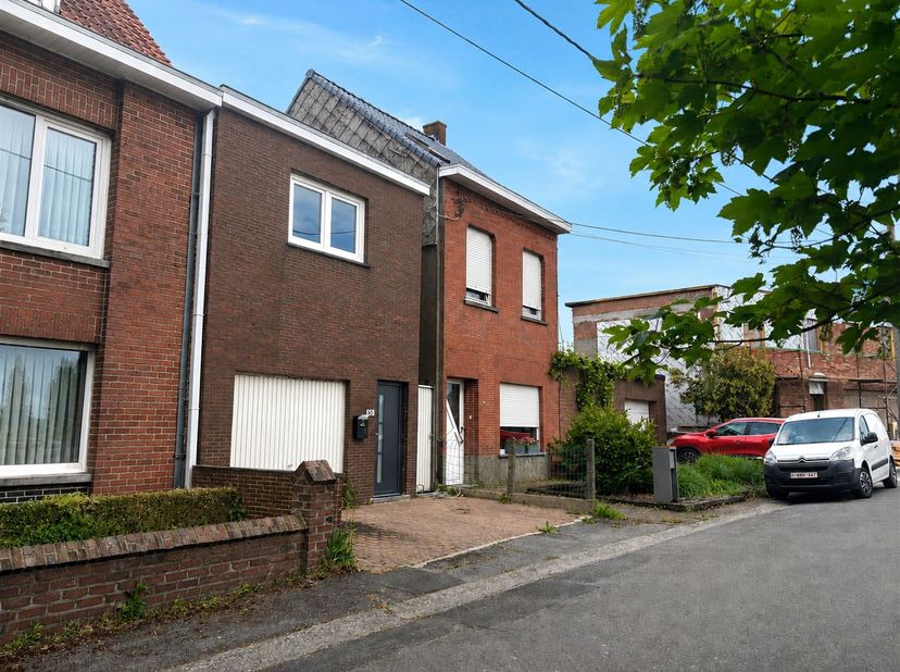 DEZE TOPPER GENIET VAN EEN WARME GEZELLIGHEID EN EEN AANGENAME TUIN<br />
<br />
Weg van alle drukte komt deze woning aardig opzetten, degelijk afge