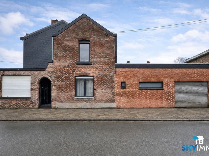 L'agence SKYimmo vous propose cette magnifique maison située sur les hauteurs de Seraing (quartier de l'Air Pur) composée de :<br />
AU RDC : Hall d'e