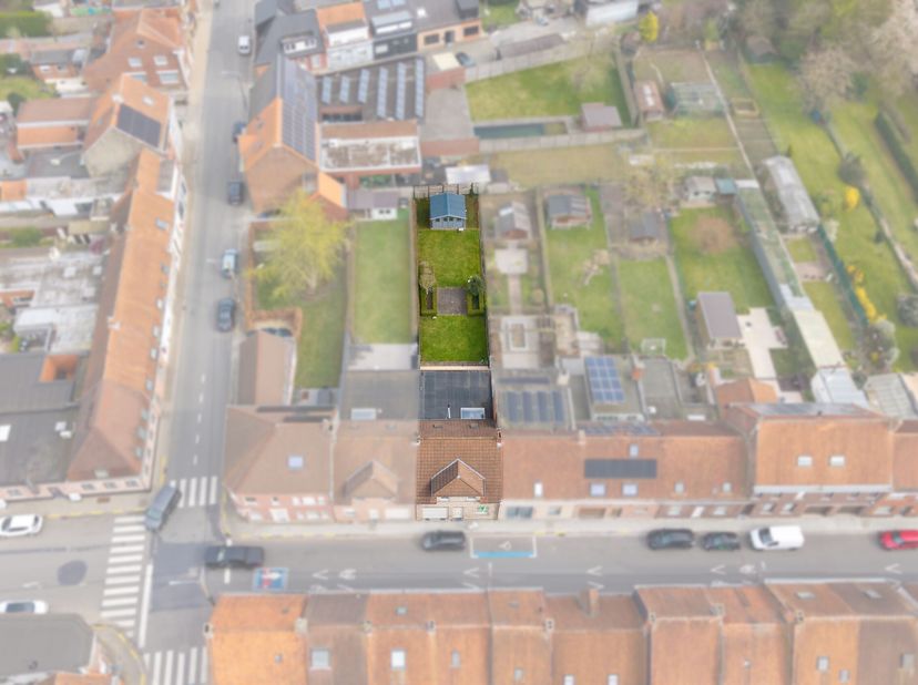 Op zoek naar een ruime en energiezuinige woning met garage en tuin? Dan is deze instapklare gezinswoning zeker een bezoek waard.<br />
Bij het binnenk