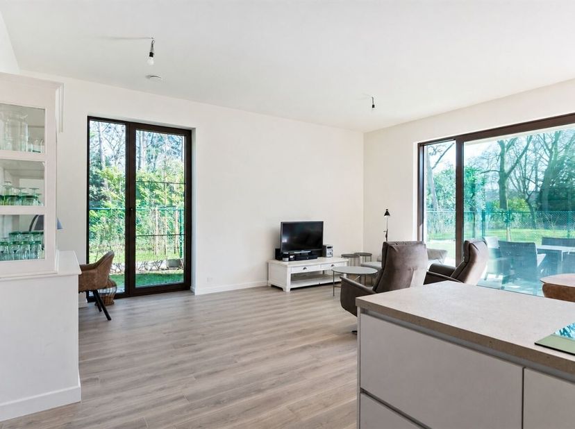 Sublime appartement neuf au rez-de-chaussée avec 2 chambres à coucher, parcelle souterraine, jardin privé et commun !<br />
Situation : Dans le contex