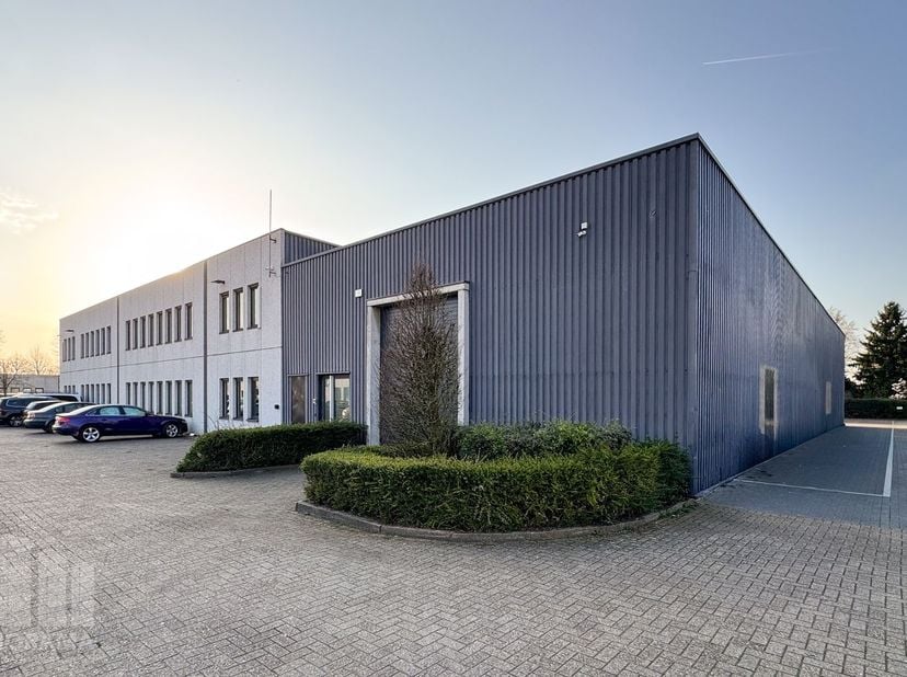 Unité PME de 205 m² avec un espace bureau de 267 m² dans un emplacement de premier choix !<br />
<br />
L’espace de stockage, avec une hauteur libre d