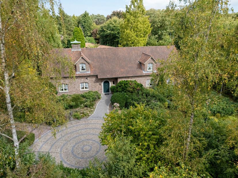 Exclusieve woning van 565 m² op 18.755 m² privédomein  Lanaken/Zutendaal.<br />
Er is goede verbinding naar de autosnelweg E314, wat handig is voor re