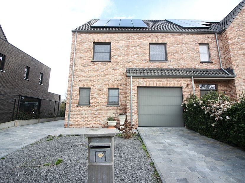 Cette maison récente de 2019 est située dans un quartier résidentiel très prisé et offre tout ce dont une famille a besoin. Avec ses 210 m² de surface