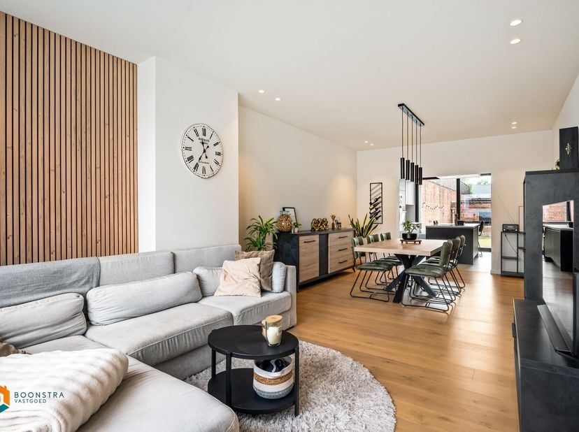 Op een uitstekende locatie te Mechelen bevindt zich dit ruim, energiezuinig gelijkvloersappartement met 2 slaapkamers en ruime tuin. Het appartement m