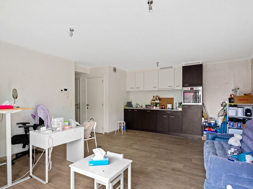 Modern afgewerkt appartement (ca. 60 m²) met één ruime slaapkamer, zonnig terras en private autostaanplaats, gelegen in een recent gebouw uit 2016. Mo