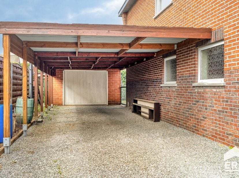 ichtrijke gezinswoning op 653m² te koop in Lommel! Lommel-Centrum: Charmante en goed onderhouden gezinswoning (169m²) met 3 slaapkamers op 653m². Deze