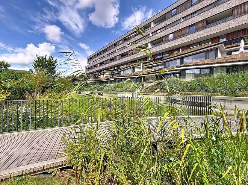 Dit ruime appartement van residentie Leeuwerikenpark combineert comfort, licht en een topligging. De indeling omvat een inkomhal met apart toilet en v