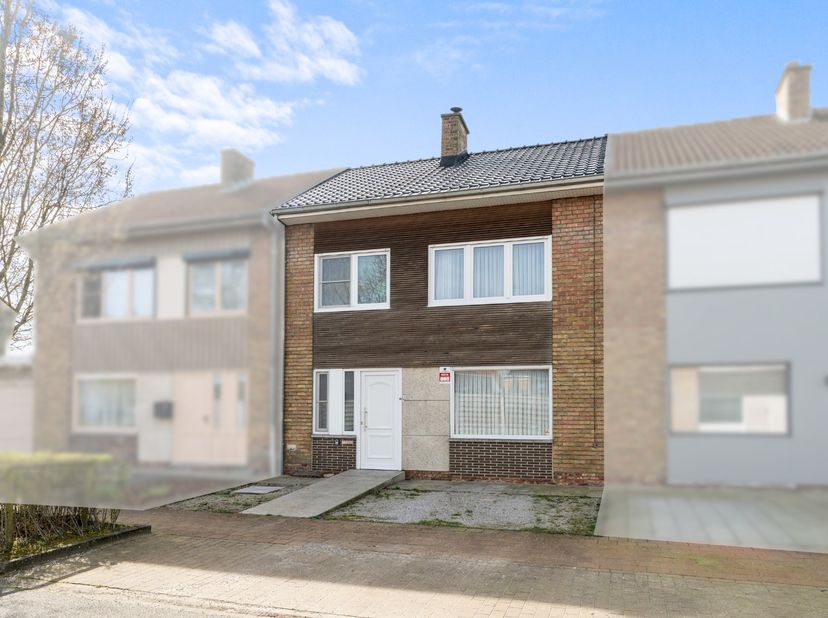 In het centrum van Beernem staat deze toffe gezinswoning met zonnige tuin te koop. Een ideale woning voor wie op zoek is naar een goede basis met moge