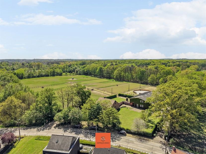 Cette belle propriété équestre est située dans la verte Herselt, une commune rurale entre Louvain et Herentals, avec un accès facile à l'E313 ou l'E31