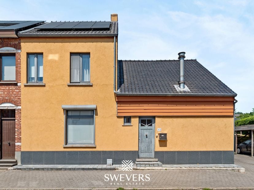 Voor meer info en foto’s, surf naar www.swevers.be – Deze ruime halfopen bebouwing aan de Motstraat 12 in Beringen combineert een rustige ligging met
