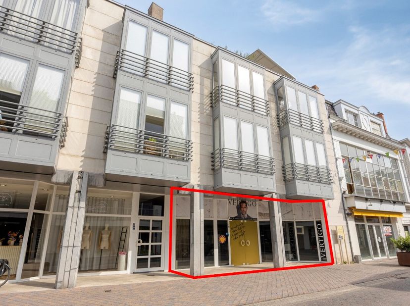 Commerce idéalement situé au cur de Waregem. Ce commerce situé dans la Stormestraat représente une belle opportunité pour ceux qui recherchent un espa