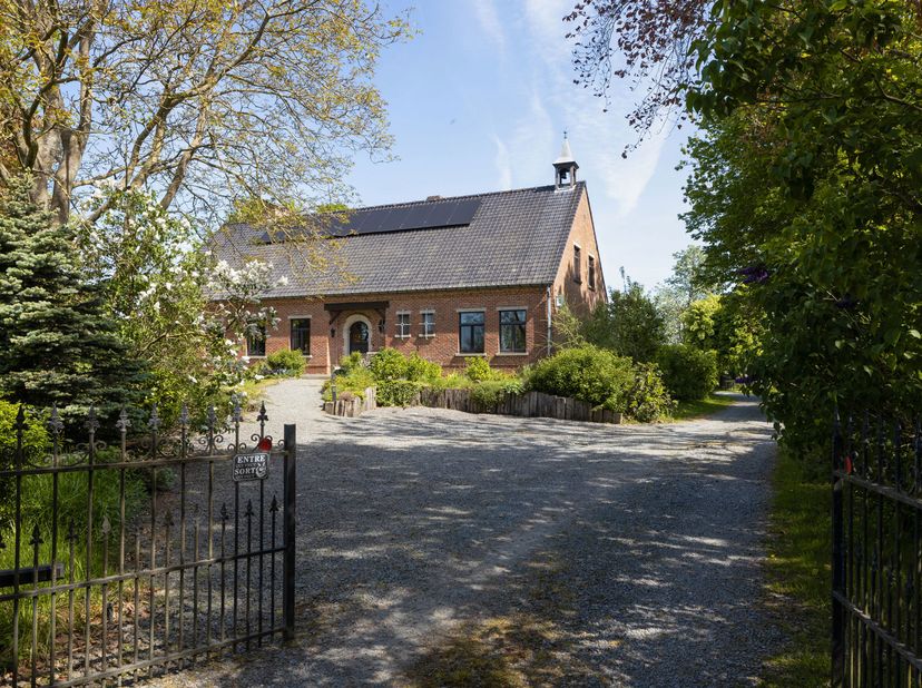 Vous recherchez la tranquillité et une vue magnifique ? Nous avons le plaisir de vous proposer cette villa très spacieuse à Biévène à 3 km de Gammerag