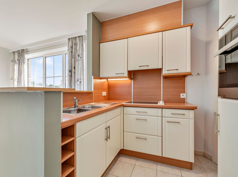 Lichtrijk appartement met 2 slaapkamers te koop in Sint-Eloois-Winkel!!<br />
Het appartement bevindt zich op de eerste verdieping en is vlot bereikba