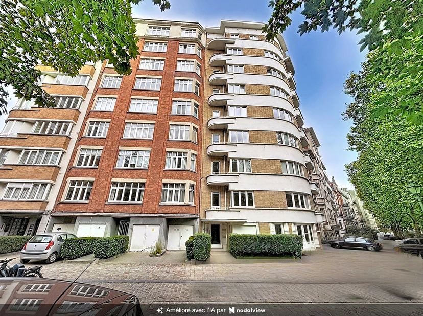 Appartement te koop in Place Constantin Meunier 12,
                    1180 Ukkel