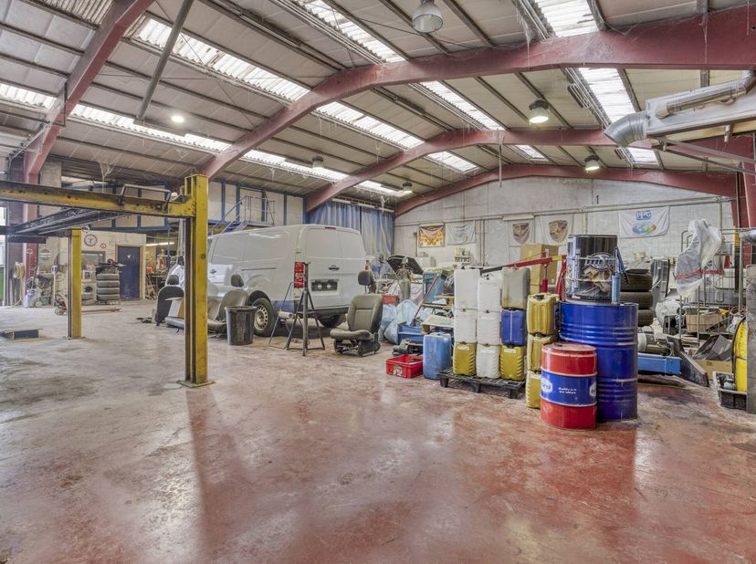 Loods van ca. 547m² op ca. 735m² grond.<br />
<br />
Gelegen op een erg commerciële ligging, op de verbindingsweg Roeselare-Torhout-Brugge.<br />
<br