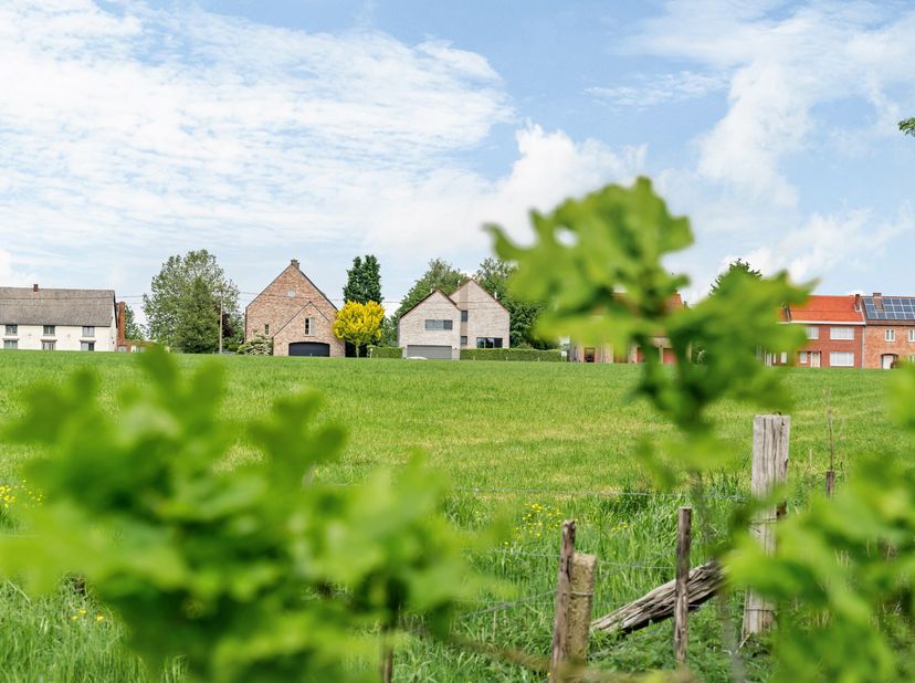 In het gegeerde Sint-Lambrechts-Herk bevindt zich deze uitzonderlijke, instapklare woning waar ruimte, luxe en rust harmonieus samenkomen. De woning w
