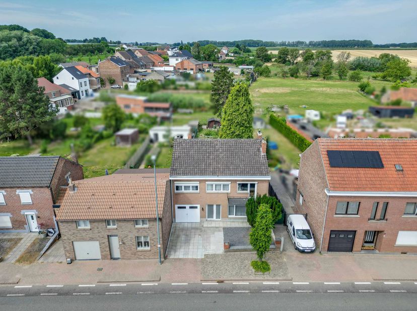 Deze woning ligt in de Houtstraat in Jeuk (Gingelom), in zeer landelijk gebied, maar de oprit van de E40 ligt tegelijk maar op slechts 5 minuten rijde