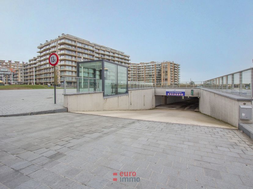 Ruime gesloten garagebox in het nieuwbouw garagecomplex Parking 2 te huur op verdiep -2.<br />
Breedte = 3m<br />
Diepte = 6m